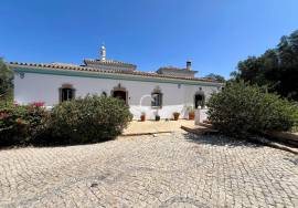 Charming Traditional Farmhouse near Santa Barbara de Nexe