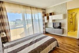 Sunny studio apartment, 43 sq.m. in luxu...