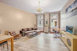 Ready to move! Beautiful & modernised 2-room apartment in front of Volkspark-Friedrichshain