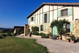 Immaculate Stone and Timber House, Eco-Friendly with Mountain Views