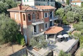 CDL7174 – Villa indipendente nel centro storico con garage, giardino e con vista panoramica sul lago Trasimeno