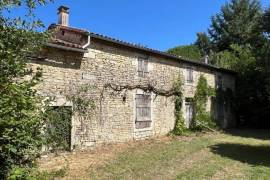 €130000 - Superb Property with Wooded Park near Villefagnan