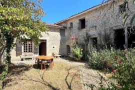 €130000 - Superb Property with Wooded Park near Villefagnan