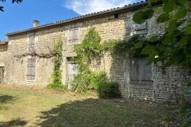 €130000 - Superb Property with Wooded Park near Villefagnan