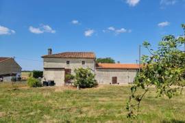 €153700 - Beautiful Old House between Villefagnan and Chef-Boutonne