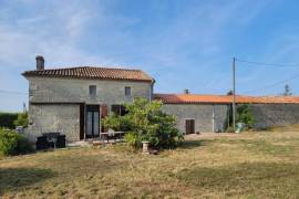 €153700 - Beautiful Old House between Villefagnan and Chef-Boutonne