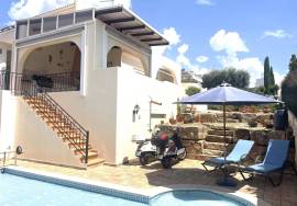 An impressive 4 Bedroom Villa with Pool on the well located 4 minutes from Vila Nova de Cacela