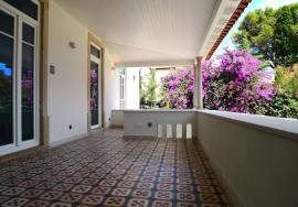 5 bedroom duplex in renovated Chalet in the historic center of Estoril, with beautiful garden and parking