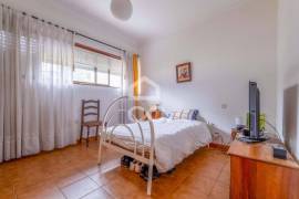 Floor of a 2 bedroom villa with garden and patio, in Ramalde, Porto.