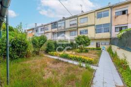 Floor of a 2 bedroom villa with garden and patio, in Ramalde, Porto.