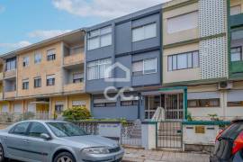 Floor of a 2 bedroom villa with garden and patio, in Ramalde, Porto.