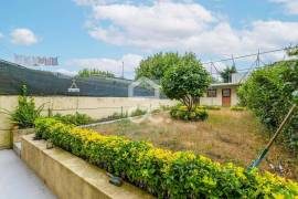 Floor of a 2 bedroom villa with garden and patio, in Ramalde, Porto.