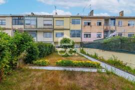 Floor of a 2 bedroom villa with garden and patio, in Ramalde, Porto.