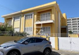 5 bedroom villa with three fronts for sale, located in Gueifães, Maia.