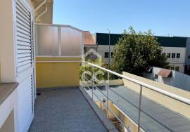 5 bedroom villa with three fronts for sale, located in Maia, Gueifães.