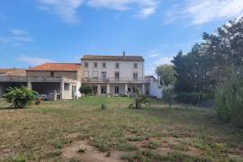 Former Winegrower's Property, Completely Renovated, With 270 M2 Of Living Space With Its Cellar, On 1956 M2 Of Land.