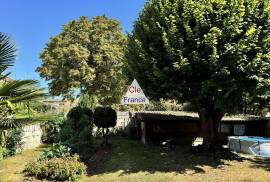 Beautiful House and Garden in Heart of Town