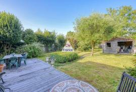 Character Traditional House with Garden