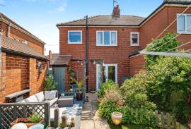 3 bedroom, Semi-detached house for sale