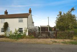 3 bedroom, Semi-detached house for sale