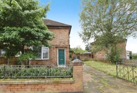 3 bedroom, Semi-detached house for sale