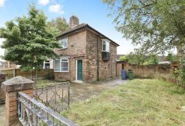 3 bedroom, Semi-detached house for sale