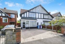 4 bedroom, Semi-detached house for sale