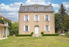 In the Gers, in Marciac, sumptuous manor house with outbuildings nestling in lovely garden.