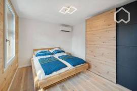 Möbliertes Zimmer mit Doppelbett in neu renoviertem Haus, mit gemeinsamer Küche und 3 Bädern