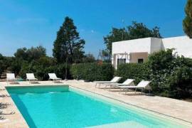 For sale in the countryside with pool Ostuni