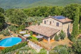 In posizione panoramica casale di campagna con piscina e terreno Ha.1