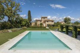 Exquisite 19th-Century Stone Estate with Infinity Pool and Panoramic Views in Montepulciano,