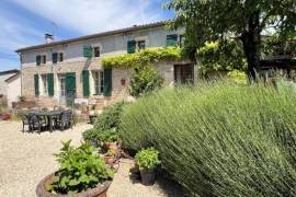 €249000 - Fabulous 3 Bedroom Character Property With Gorgeous Gardens Leading Towards The River