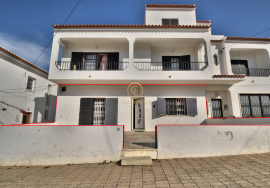 Floor of House located on the ground floor with 3 bedrooms, patio and garage in the center of Tunis