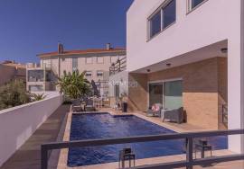 Stunning luxury 5-bedroom villa, located in the prestigious area of Alto Lagoal, Caxias - Oeiras