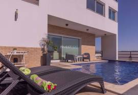 Stunning luxury 5-bedroom villa, located in the prestigious area of Alto Lagoal, Caxias - Oeiras