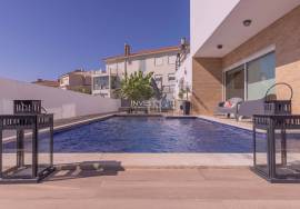 Stunning luxury 5-bedroom villa, located in the prestigious area of Alto Lagoal, Caxias - Oeiras