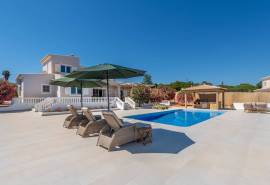 Carvoeiro / Caramujeira - Renovated 4 bedroom villa with sea view and pool