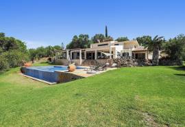 Alvor – Serra e Mar: 3-bedroom villa with infinity pool and garden