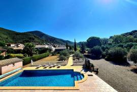 Beautiful Villa With 248 M2 Of Living Space Offering 7 Bedrooms On A 2165 M2 Plot With Pool And Views And Partly Constructible.