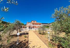 Beautiful Villa With 248 M2 Of Living Space Offering 7 Bedrooms On A 2165 M2 Plot With Pool And Views And Partly Constructible.