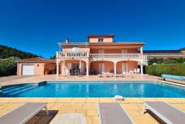 Beautiful Villa With 248 M2 Of Living Space Offering 7 Bedrooms On A 2165 M2 Plot With Pool And Views And Partly Constructible.