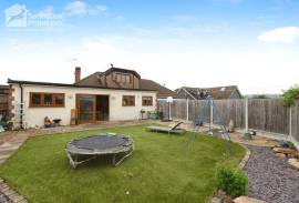 3 bedroom, Semi-detached bungalow for sale