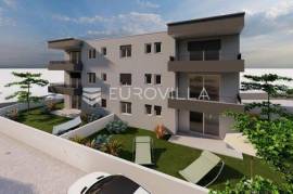 Šibenik area, Brodarica, three-room apartment 82.4 m2 ground floor with garden