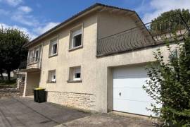 €169600 - Town House in a Quiet Street