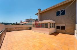 4 bedroom villa with luxury finishes, with garage box and terrace - less than 2km from the future Metro line in Vilar de Andorinho