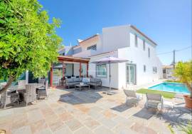 Renovated Four Bed. Villa  Near Golf Course