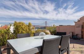 Triplex T4 like a house with a fabulous rooftop and its incredible views of the Tagus River and the Cristo Rei