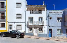 Tavira centre 3 bedroom traditional townhouse with sun terrace