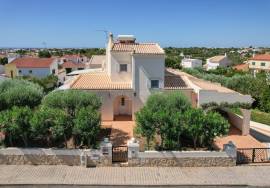 Altura, 4-bedroom villa with pool close to the sea and town.